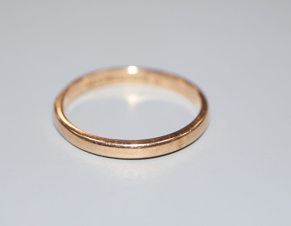A 9ct gold wedding ring, size O/P, 2.1 grams.